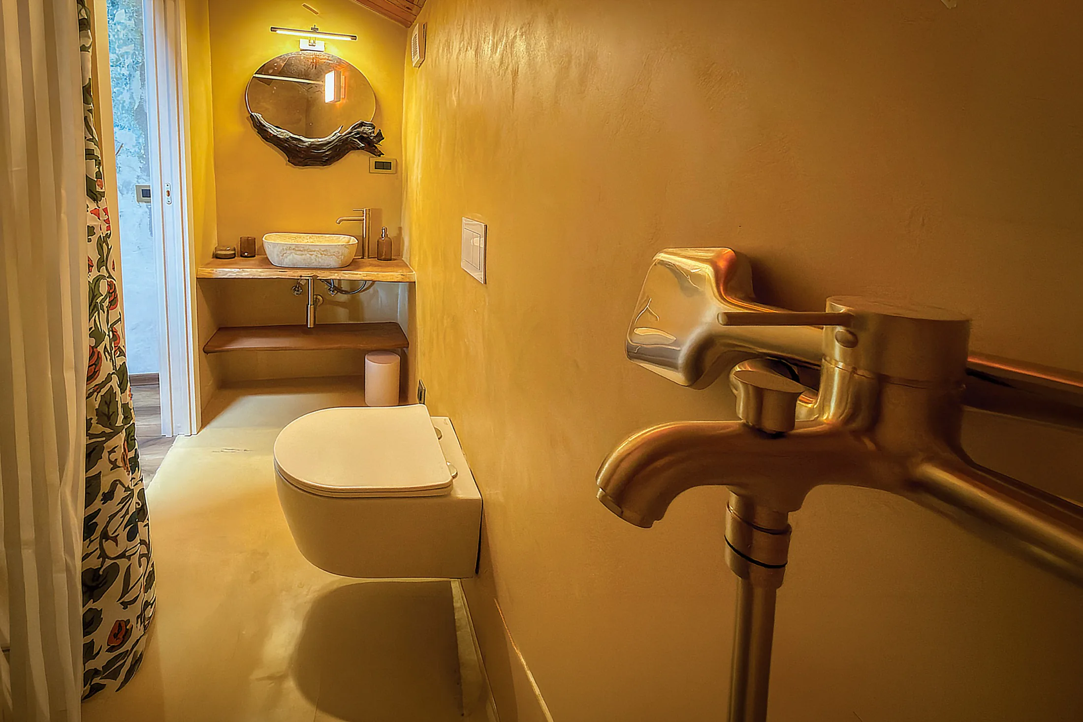 Bad im Dachgeschoss mit Dusche und Steinwaschbecken