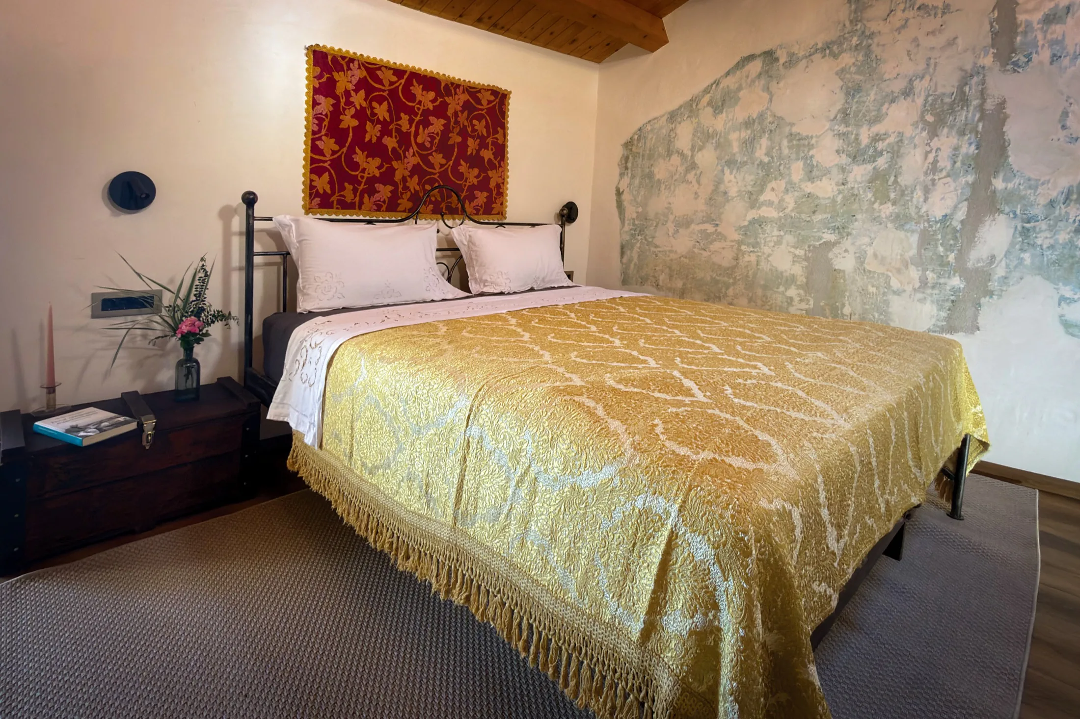 Schlafzimmer im Dachgeschoss mit großem Doppelbett
