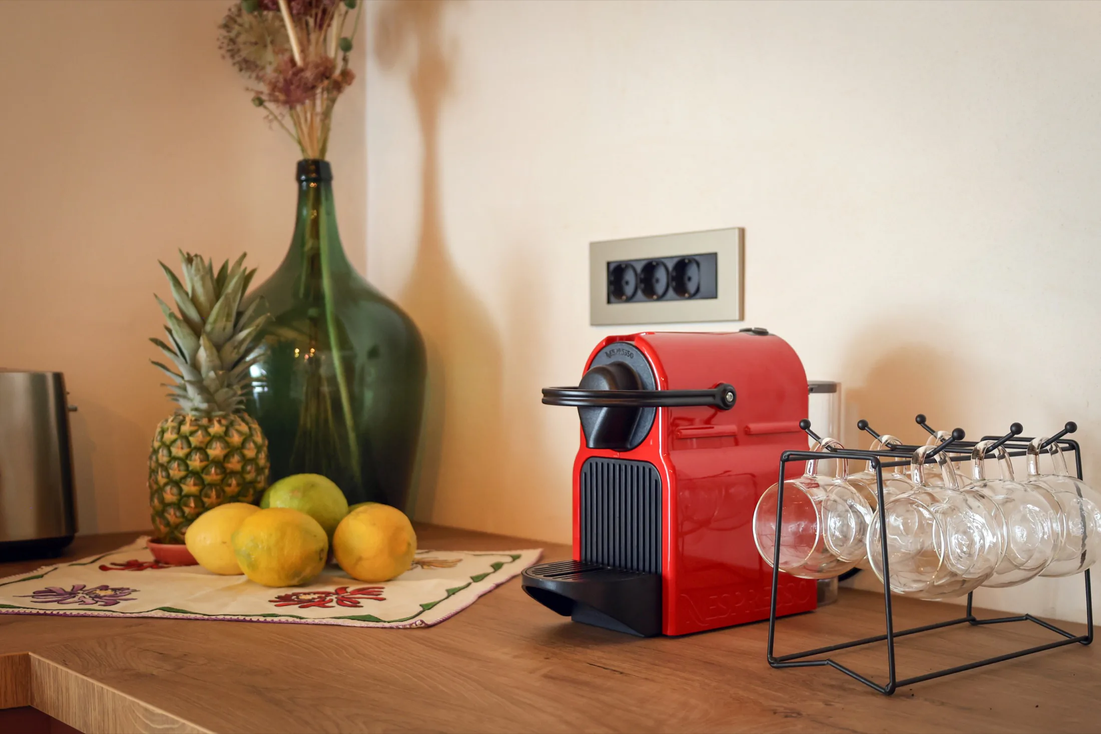 Ekspres Nespresso i szklanki w kuchni