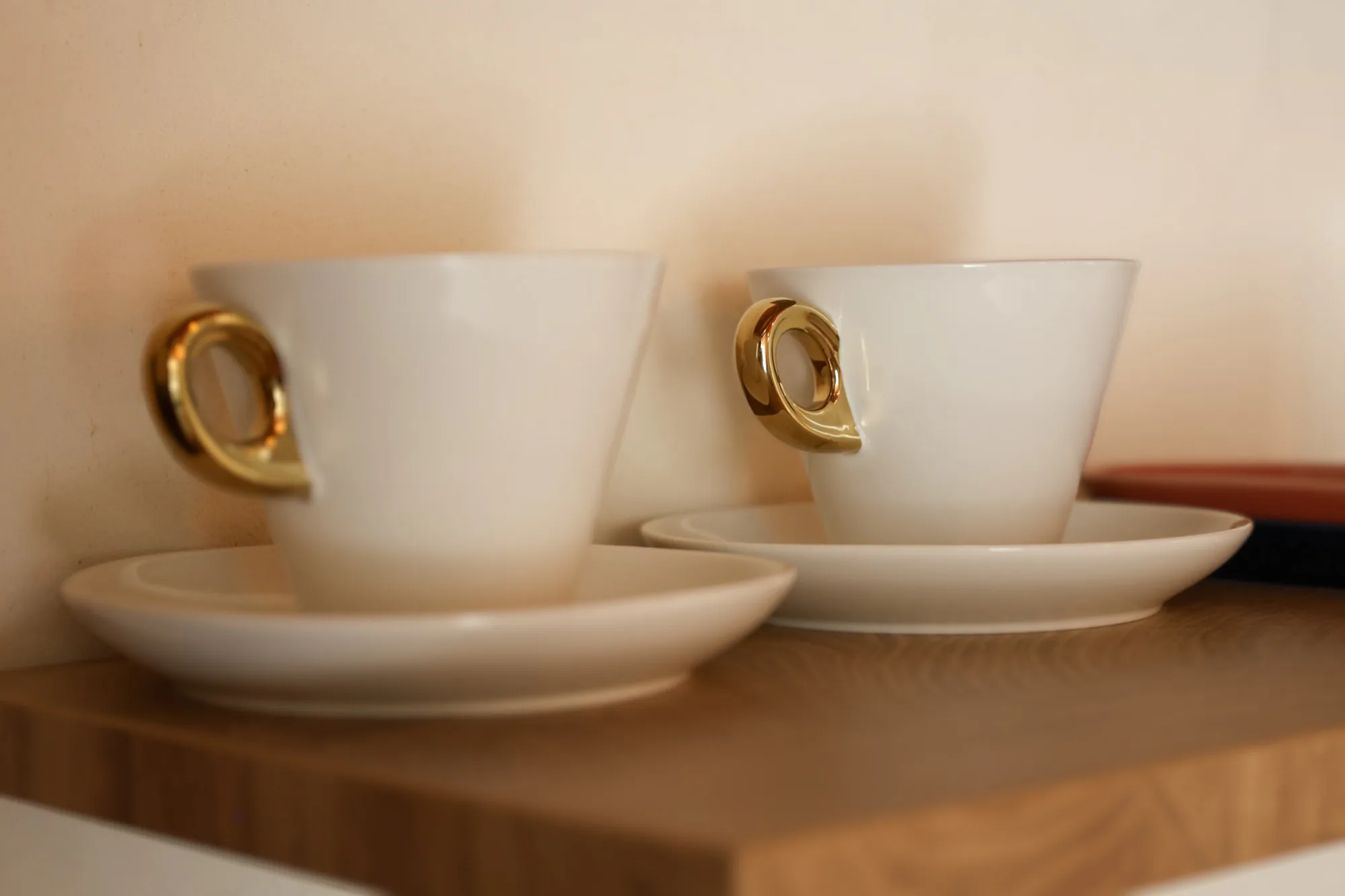 Coffee cups on an open kitchen shelf