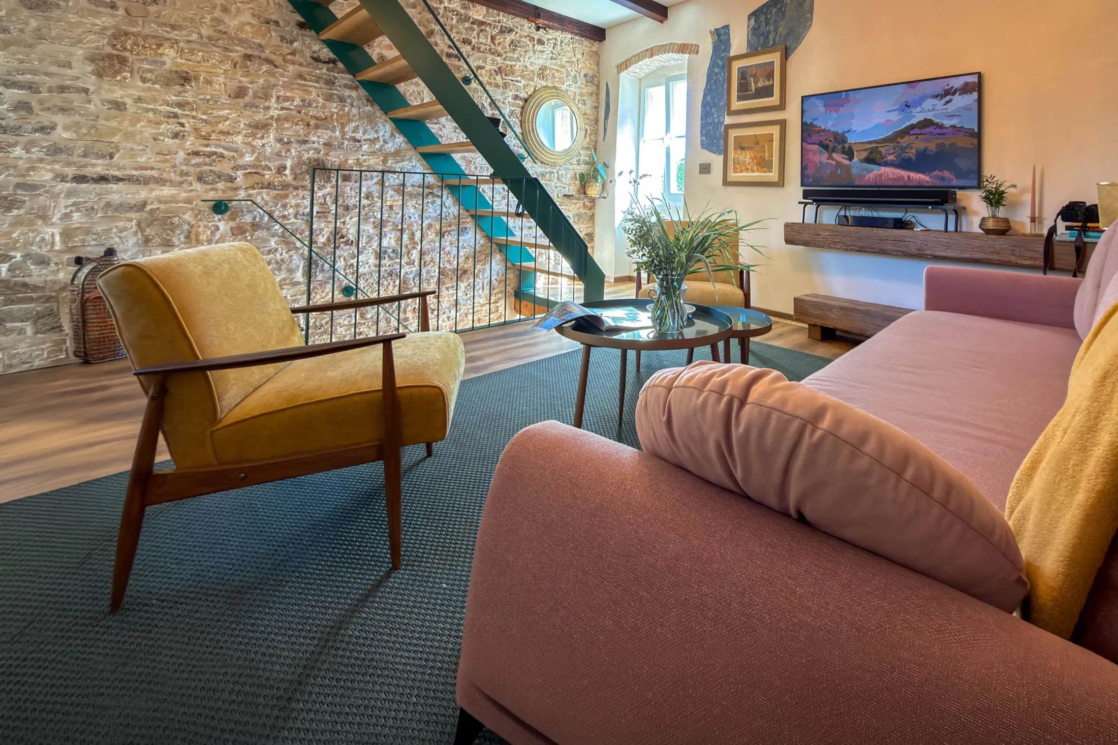 Wohnzimmer mit Steinwand und Treppe